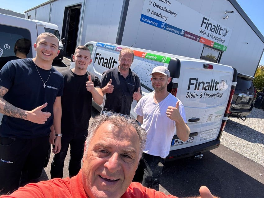 Finalit StoneCare Team vor dem Firmenfahrzeug – Experten für Steinreinigung, Pflasterstein Reinigung und Fliesenpflege in Deutschland.