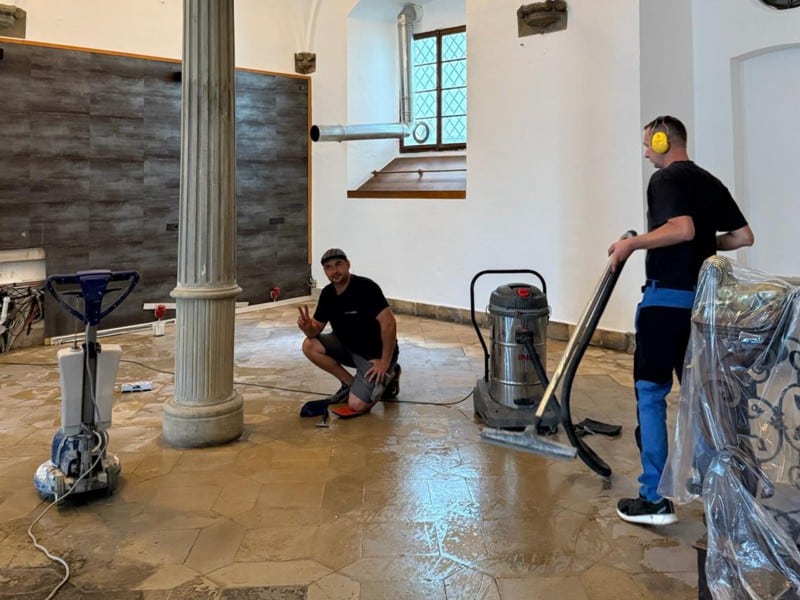 grundreinigung-naturstein Wir sind spezialisiert auf die professionelle Reinigung und die Fleckenentfernung von Naturstein, Kunststein und Feinsteinzeug. Wo andere nicht mehr weiter wissen können wir durch unser Know-how und unsere Mittel auch besonders hartnäckige Verschmutzungen entfernen. Dies hat uns in Deutschland und Europa bekannt gemacht.