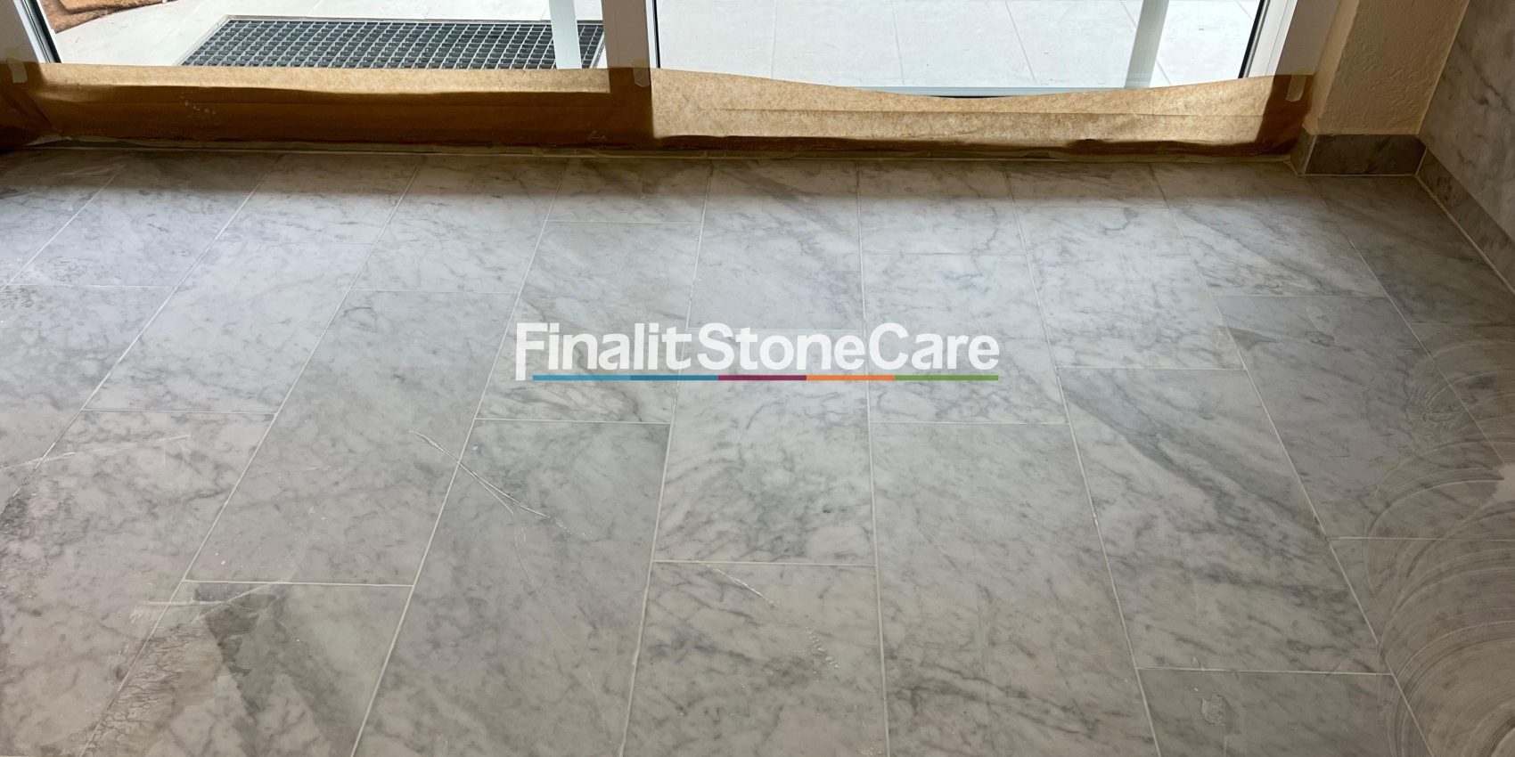 Marmorboden mit matten Gehspuren in der Mitte und glänzenden Rändern