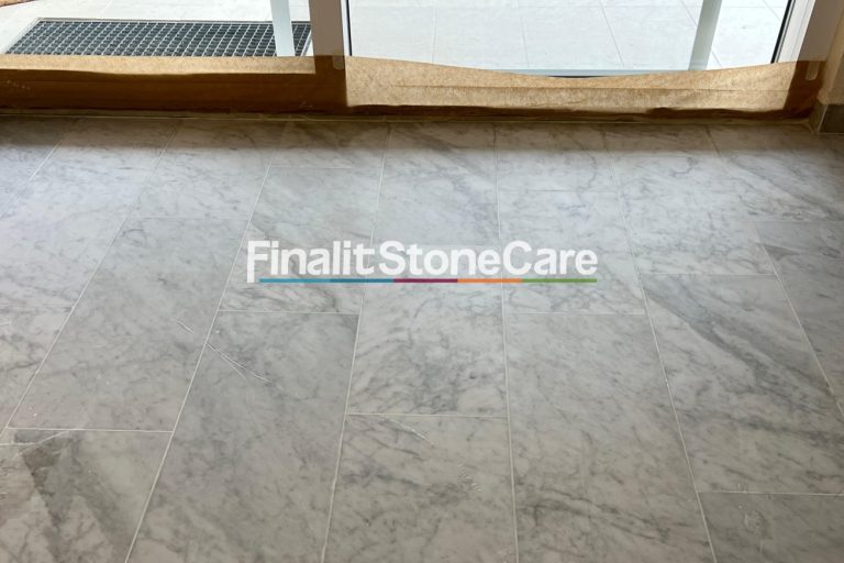 Marmorboden mit matten Gehspuren in der Mitte und glänzenden Rändern