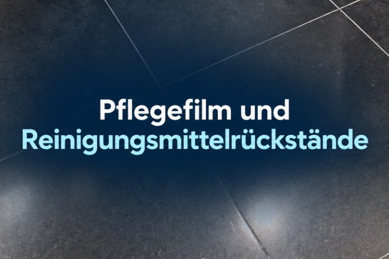 Dunkler Fliesenboden mit dem Schriftzug Pflegefilm und Reinigungsmittelrückstände